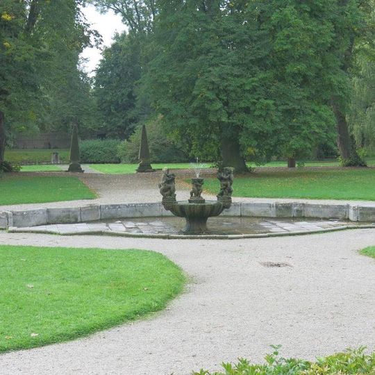 Kašna v dolní zahradě zámku v Ploskovicích