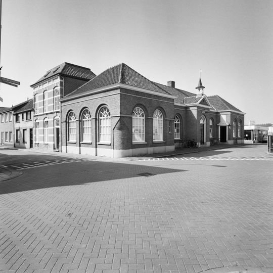 Tweezijdig aangebouwd stadhuis van één bouwlaag en een kapverdieping hoog