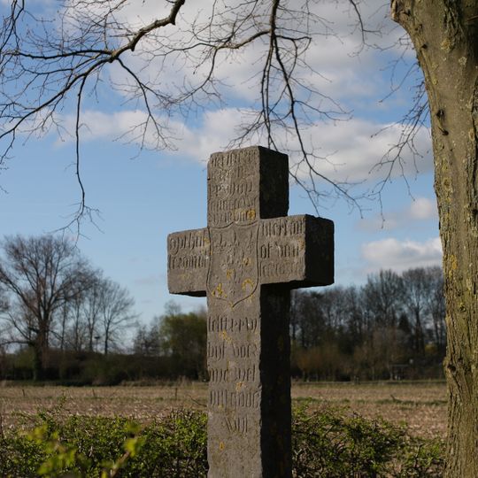Hardstenen veldkruis met wapen en opschrift