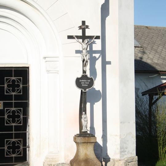 Kříž u kaple sv. Jana Nepomuckého v Polesí