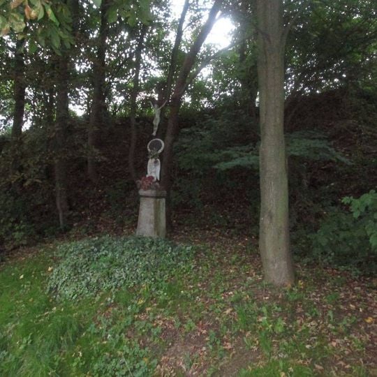 Kříž západně od Kladrub u silnice do Benešovic