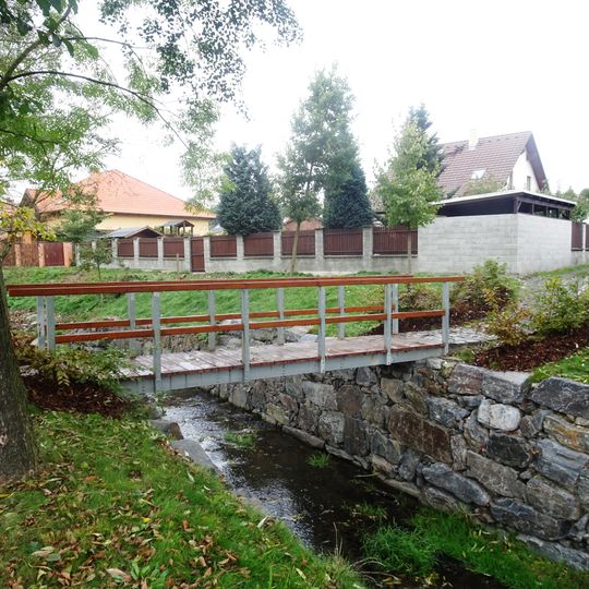 Lávka přes Zahořanský potok u fotbalového hřiště v Libři