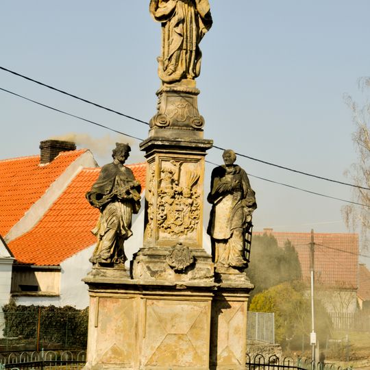 Mariánský sloup na návsi v Chcebuzi