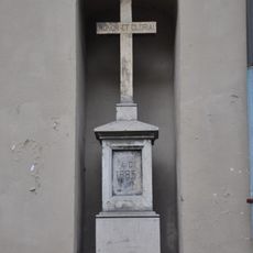 Kříž na zdi kostela Nanebevzetí Panny Marie v Havlíčkově Brodě