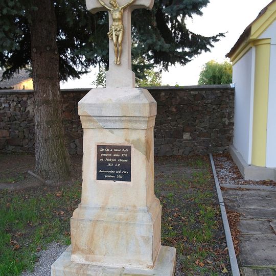 Kříž u kaple pod lípou