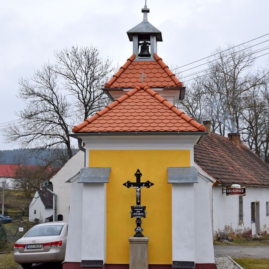 Kříž před kaplí