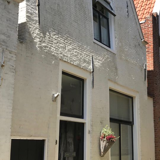 Pandje onder zadeldak tegen puntgevel