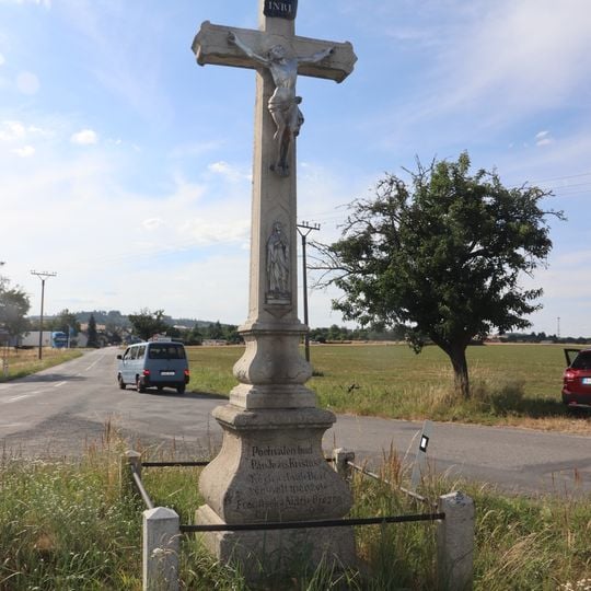 Kříž na křižovatce se silnicí 405 u Petrovic