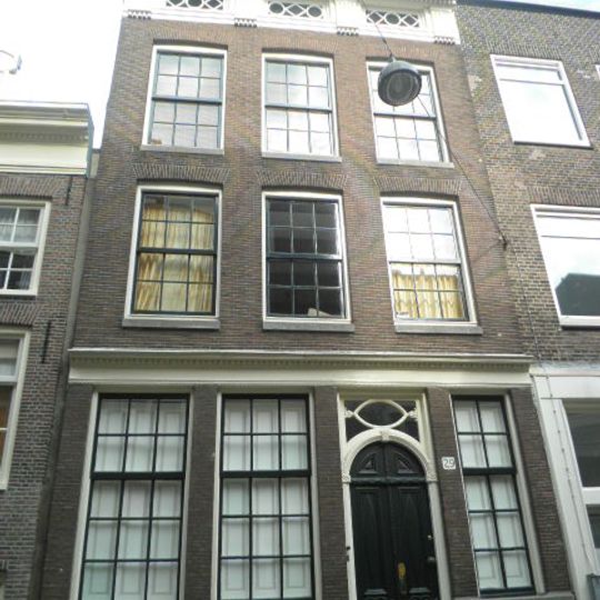 Pand met zeer gave gevel onder gesneden rechte lijst, met gesneden puibalk, deur, kalk, snijraam en roedenverdeling