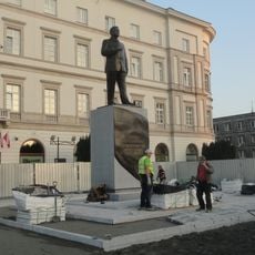 Pomnik Lecha Kaczyńskiego na placu marsz. Józefa Piłsudskiego w Warszawie