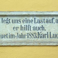 Inschrifttafel an einem Wohnhaus Borngasse 5