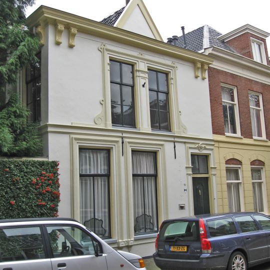 Witgepleisterd woonhuis met dwars achterhuis