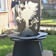 Kovová plastika u obecního úřadu v Povrlech