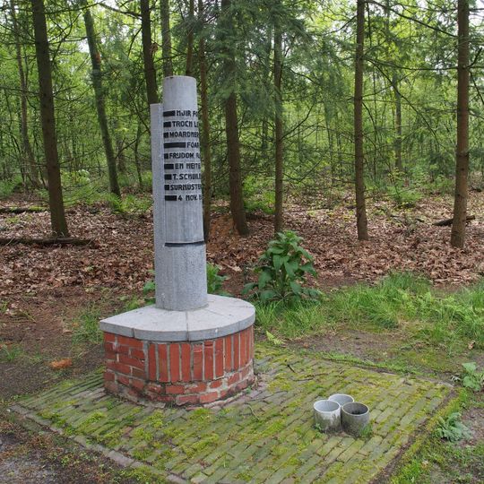 Monument in het ‘Tiesinga bosje’