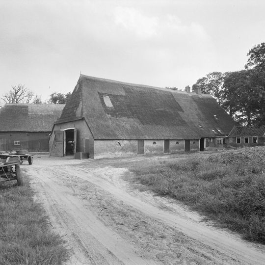 Hallenhuisboerderij met middenlangsdeel en bijschuur