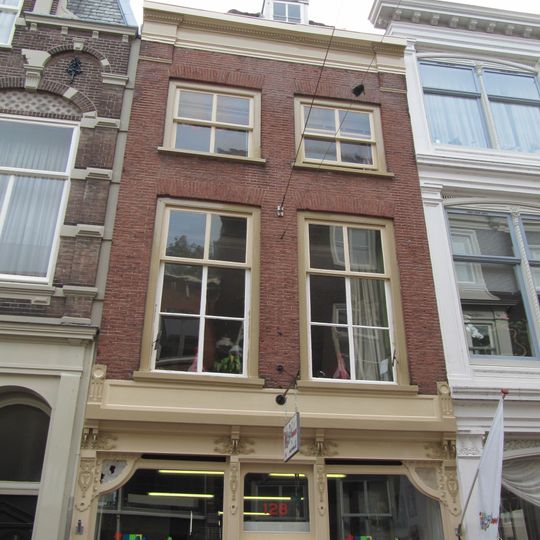 Pand met verkropte lijstgevel