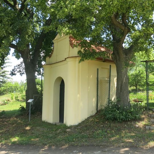 Kaple u cesty k zahrádkářské kolonii v Bezděkově