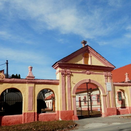 Csákyovský kaštieľ, brána