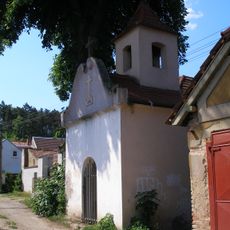 Kaple na návsi v Lešanech