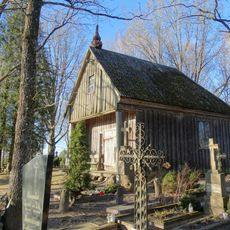 Pakutuvėnai cemetery chapel