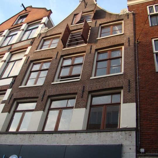 Pand met gevel onder klokvormige top met stenen afdekking