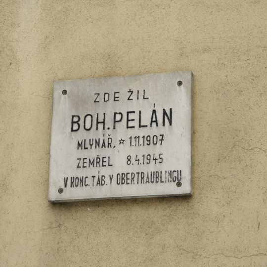 Pamětní deska Bohumila Pelána v Biskupicích-Pulkově
