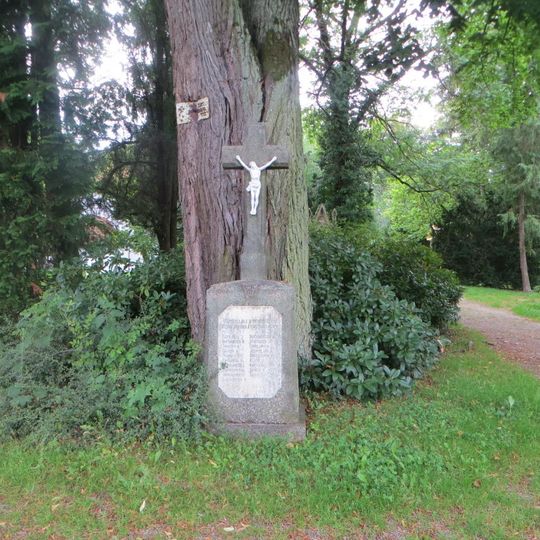 Kříž věnovaný padlým vojákům v parku u Nejsvětější Trojice v Písku