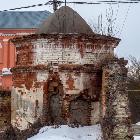 Ограда с угловой башней