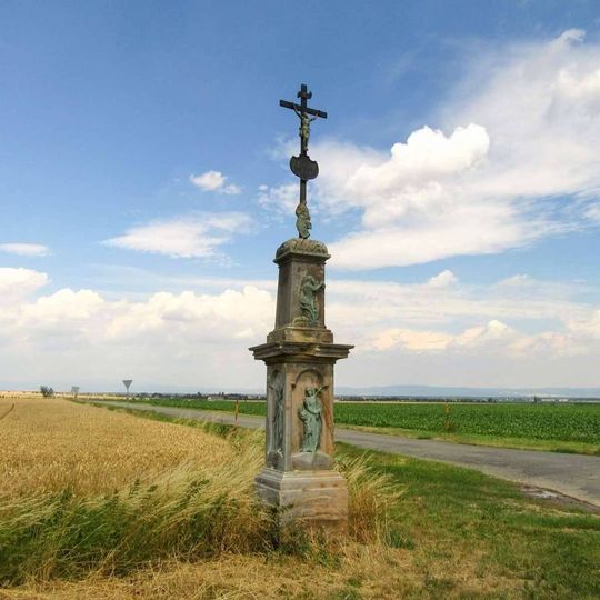 Kříž v Seničce na křižovatce u družstva