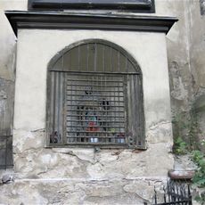 Kaplička se sochou Piety u kostela Nanebevzetí v Krupce