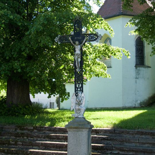 Kříž v Dírné u kostela