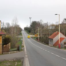Most Jihlavské ulice přes Chotovinský potok v Zárybničné Lhotě