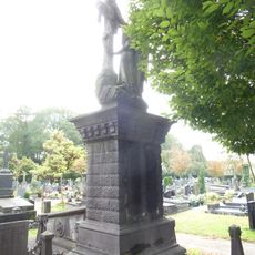 Hoge staande grafzerk voor het familiegraf Bogaers