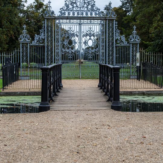 North-eastern gate to Fountain Garden