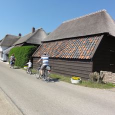 Witgepleisterde boerderij op T-vormige plattegrond