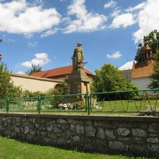 Pomník padlým v Měníku na návsi