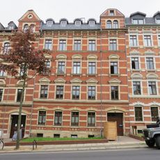 Mietshaus in geschlossener Bebauung mit Vorgarten Barbarossastraße 21