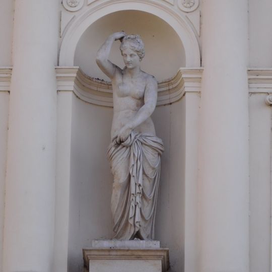 Ženská postava na pravé straně fasády Vysoké školy uměleckoprůmyslové v Praze