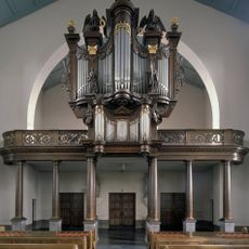 Interieur St. Lambertus: hoofdaltaar, levensgrote beelden van Franciscus, Jozef, Augustinus en Elias, twee altaarstukken, communiebank, twee stenen wijwatervaten, orgel