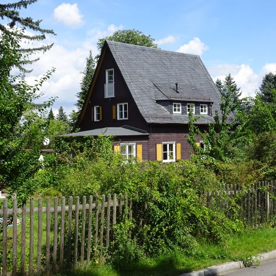 Wohnhaus in offener Bebauung mit Garten Rollandstraße 24