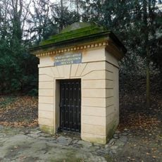 Pamětní deska na studničním domku ve Stromovce