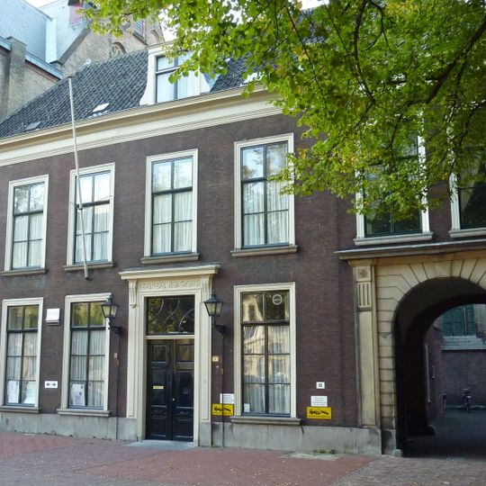 Pand met gevel, houten poort met natuurstenen omlijsting