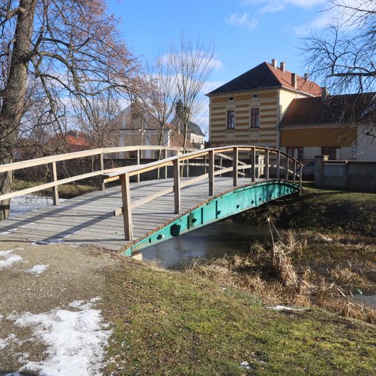 Východní lávka přes příkop v zámeckém parku v Jaroměřicích nad Rokytnou