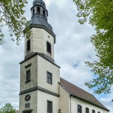 Sachgesamtheit '''St. Michaeliskirche und Kirchhof Zeithain''' mit den Einzeldenkmalen: Kirche, Kirchhofsportal und Einfriedungsmauer, Epitaph, Grabmal sowie Kriegerdenkmale und Sachgesamtheitsteil: Kirchhof Hauptstraße -