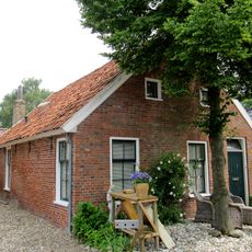 Pand onder zadeldak tegen puntgevel