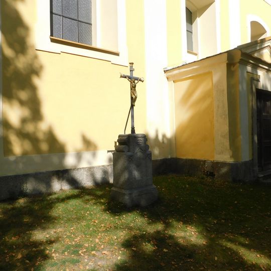 Kříž u kostela v Andělské Hoře