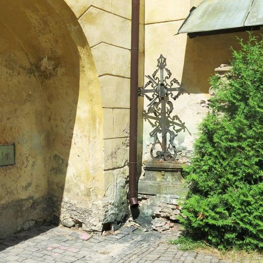 Kříž u východní zdi kostela Nalezení svatého kříže ve Frýdlantu