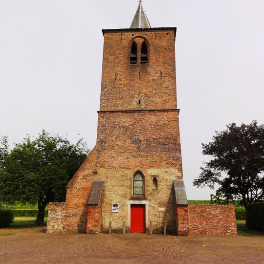 Toren der Hervormde Kerk. Toren, waarvan de benedenverdieping resten van een romaanse kerk bevat. Klokkenverdieping met gekoppelde galmgaten binnen spitsboognissen