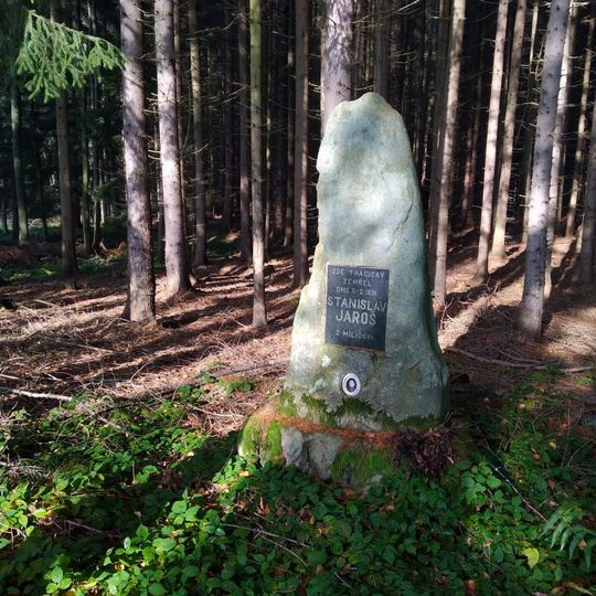 Pomník Stanislava Jaroše v lese východně od Jankova