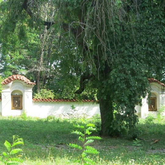 Kapličky Křížové cesty na ohradní zdi kostela ve Vraném